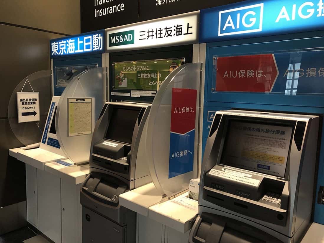 空港の海外旅行保険自動販売機